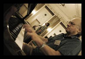 Pianists spēlē koncertā