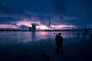 Pāra siluets Daugavas krastā